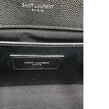 Interno di un Wallet Kate On Chain Saint Laurent in pelle martellata nera con parti metalliche argentate, munita di una tracolla in catena . Indossabile a tracolla oppure a spalla. Completa di dustbag. Originale, usata, di lusso, in ottime condizioni.