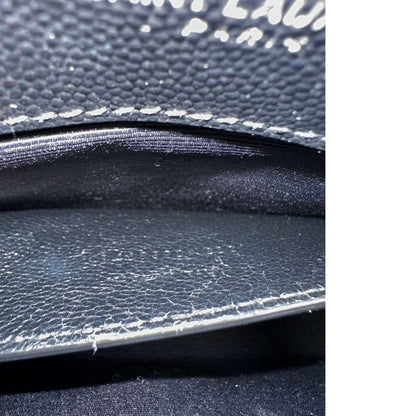 Codice di un Wallet Kate On Chain Saint Laurent in pelle martellata nera con parti metalliche argentate, munita di una tracolla in catena . Indossabile a tracolla oppure a spalla. Completa di dustbag. Originale, usata, di lusso, in ottime condizioni.