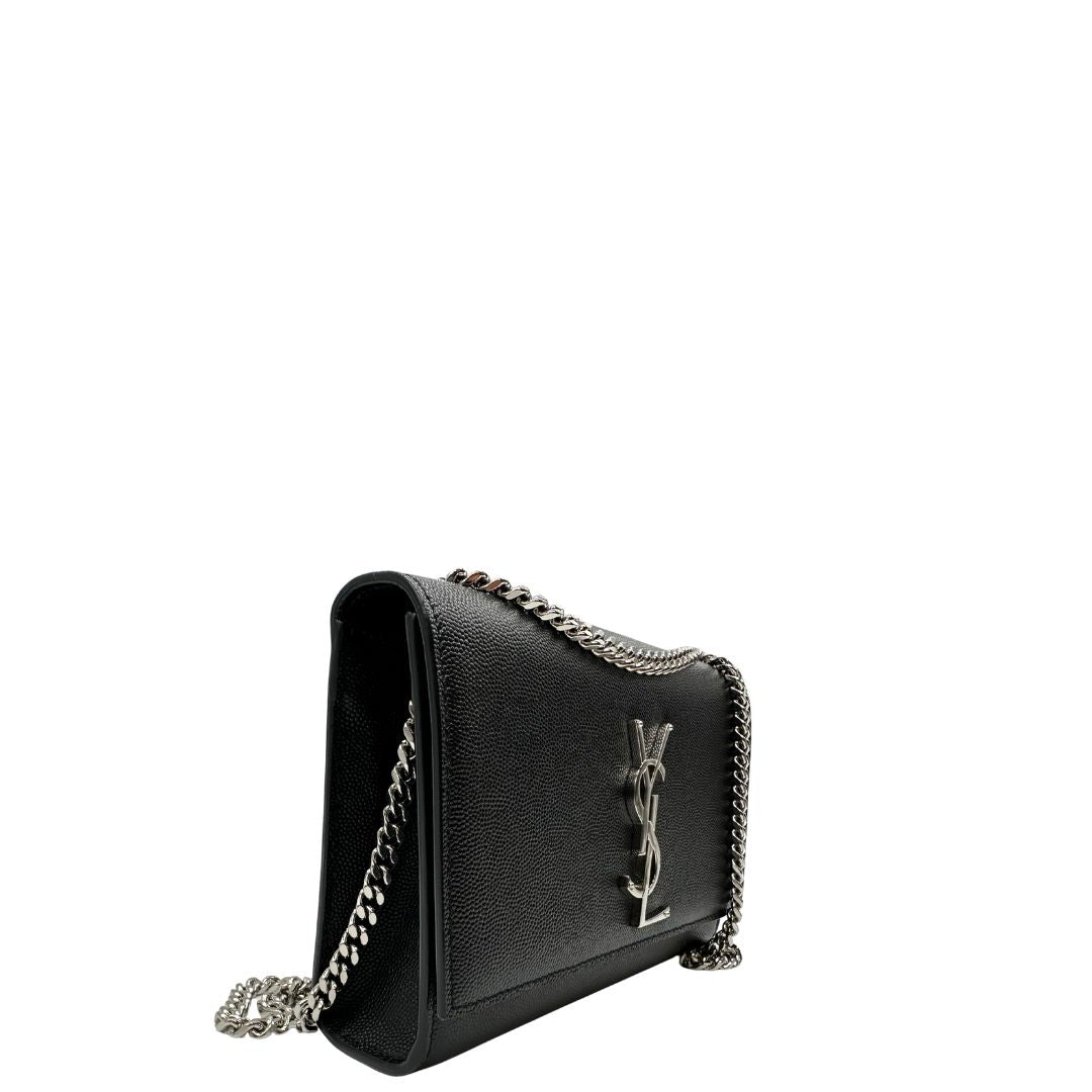Lato destro di un Wallet Kate On Chain Saint Laurent in pelle martellata nera con parti metalliche argentate, munita di una tracolla in catena . Indossabile a tracolla oppure a spalla. Completa di dustbag. Originale, usata, di lusso, in ottime condizioni.