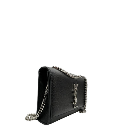 Lato destro di un Wallet Kate On Chain Saint Laurent in pelle martellata nera con parti metalliche argentate, munita di una tracolla in catena . Indossabile a tracolla oppure a spalla. Completa di dustbag. Originale, usata, di lusso, in ottime condizioni.