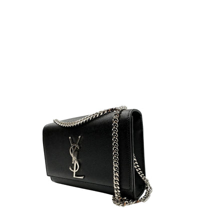 Lato sinistro di un Wallet Kate On Chain Saint Laurent in pelle martellata nera con parti metalliche argentate, munita di una tracolla in catena . Indossabile a tracolla oppure a spalla. Completa di dustbag. Originale, usata, di lusso, in ottime condizioni.
