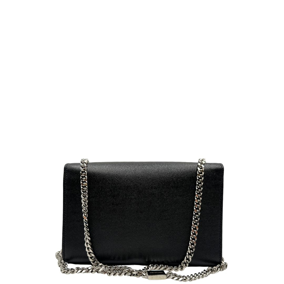 Retro di un Wallet Kate On Chain Saint Laurent in pelle martellata nera con parti metalliche argentate, munita di una tracolla in catena . Indossabile a tracolla oppure a spalla. Completa di dustbag. Originale, usata, di lusso, in ottime condizioni.