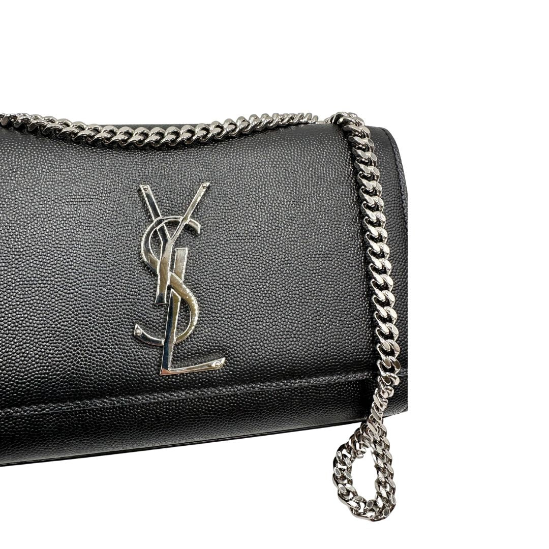 Wallet Kate On Chain Saint Laurent in pelle martellata nera con parti metalliche argentate, munita di una tracolla in catena . Indossabile a tracolla oppure a spalla. Completa di dustbag. Originale, usata, di lusso, in ottime condizioni.