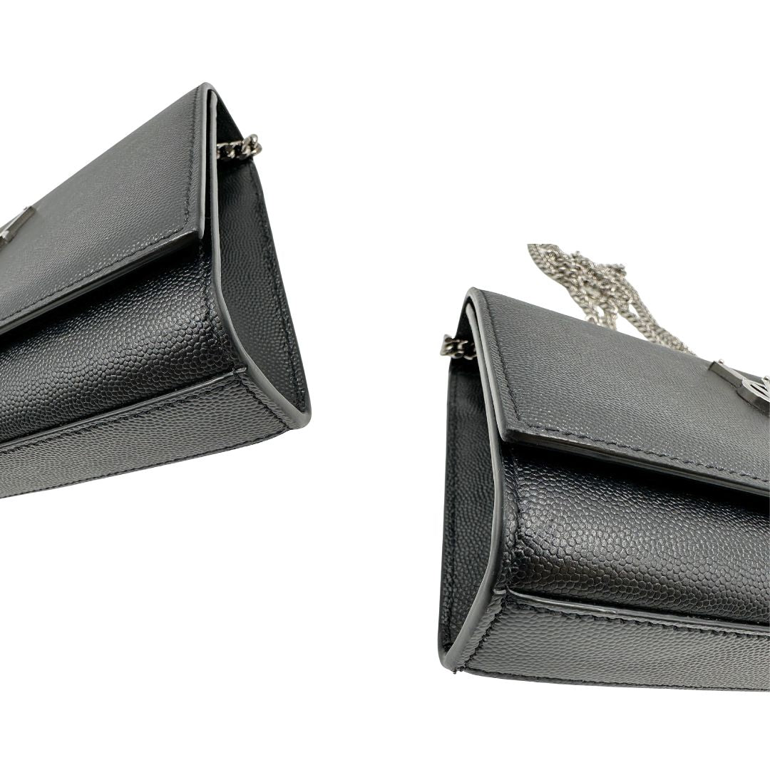Angoli di un Wallet Kate On Chain Saint Laurent in pelle martellata nera con parti metalliche argentate, munita di una tracolla in catena . Indossabile a tracolla oppure a spalla. Completa di dustbag. Originale, usata, di lusso, in ottime condizioni.