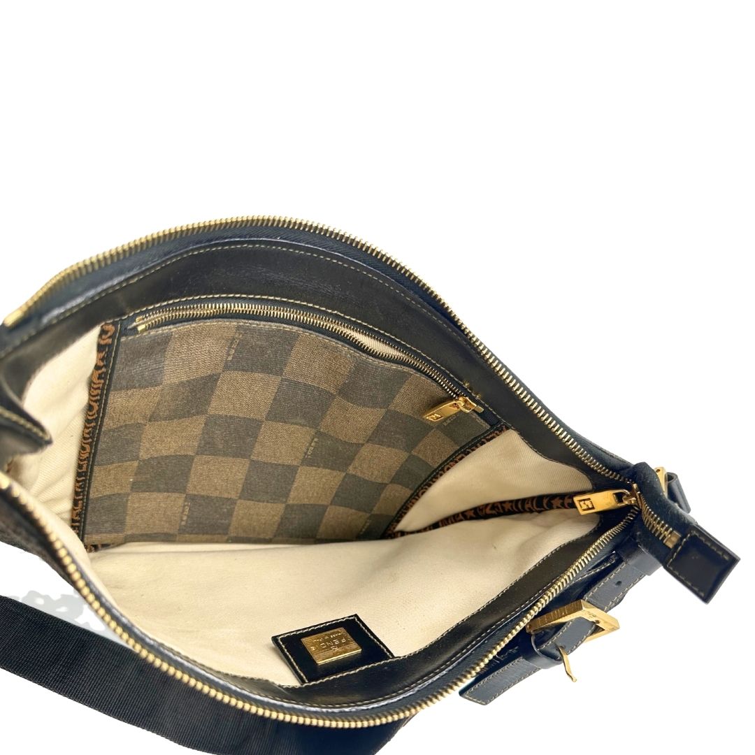 interno della Borsa Fendi in canvas trama scacchi sui toni del marrone con finiture in pelle e parti metalliche dorate; munita di una tracolla in tessuto regolabile, di lusso, originale, buone condizioni.  
