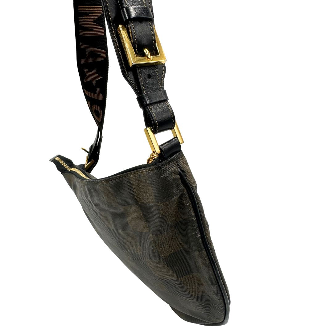 lato  della Borsa Fendi in canvas trama scacchi sui toni del marrone con finiture in pelle e parti metalliche dorate; munita di una tracolla in tessuto regolabile, di lusso, originale, buone condizioni. 