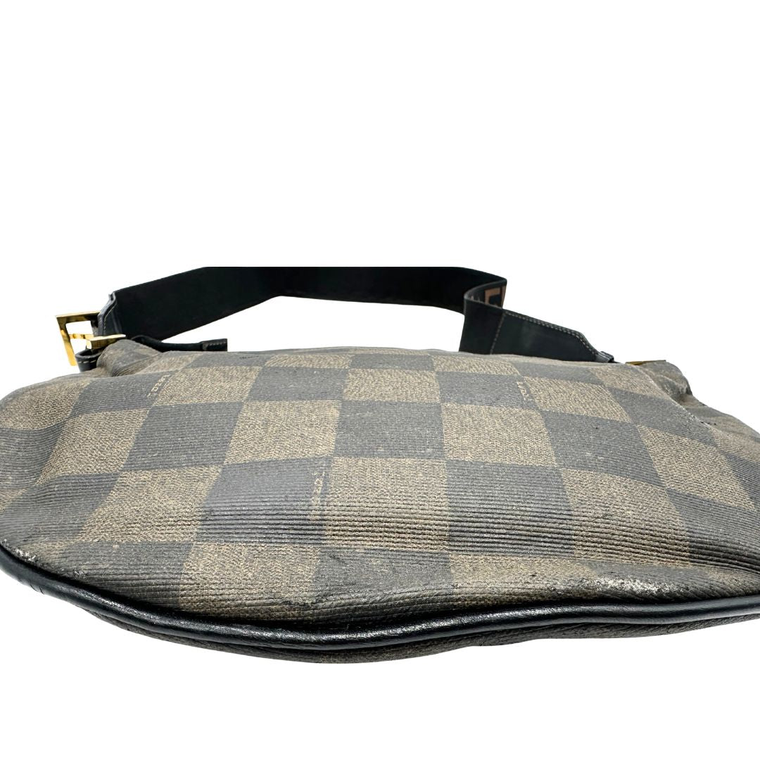 segni della Borsa Fendi in canvas trama scacchi sui toni del marrone con finiture in pelle e parti metalliche dorate; munita di una tracolla in tessuto regolabile, di lusso, originale, buone condizioni. 