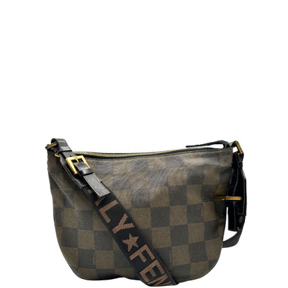 front della Borsa Fendi in canvas trama scacchi sui toni del marrone con finiture in pelle e parti metalliche dorate; munita di una tracolla in tessuto regolabile, di lusso, originale, buone condizioni. 