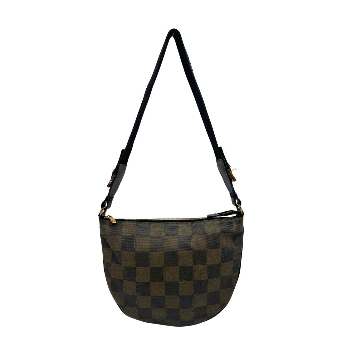 front  della Borsa Fendi in canvas trama scacchi sui toni del marrone con finiture in pelle e parti metalliche dorate; munita di una tracolla in tessuto regolabile, di lusso, originale, buone condizioni.  