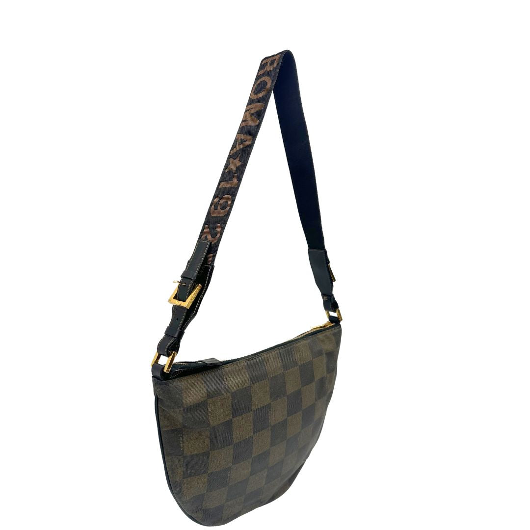 lato della Borsa Fendi in canvas trama scacchi sui toni del marrone con finiture in pelle e parti metalliche dorate; munita di una tracolla in tessuto regolabile, di lusso, originale, buone condizioni. 