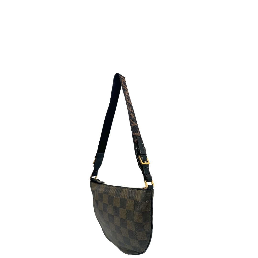 lato  della Borsa Fendi in canvas trama scacchi sui toni del marrone con finiture in pelle e parti metalliche dorate; munita di una tracolla in tessuto regolabile, di lusso, originale, buone condizioni. 