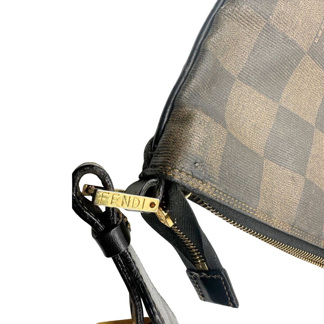 segni di usura della Borsa Fendi in canvas trama scacchi sui toni del marrone con finiture in pelle e parti metalliche dorate; munita di una tracolla in tessuto regolabile, di lusso, originale, buone condizioni. 