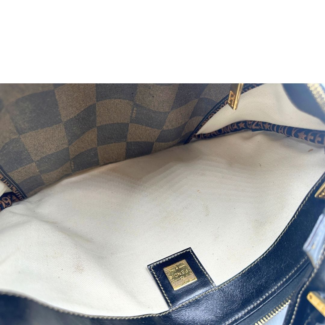 interno della Borsa Fendi in canvas trama scacchi sui toni del marrone con finiture in pelle e parti metalliche dorate; munita di una tracolla in tessuto regolabile, di lusso, originale, buone condizioni.  
