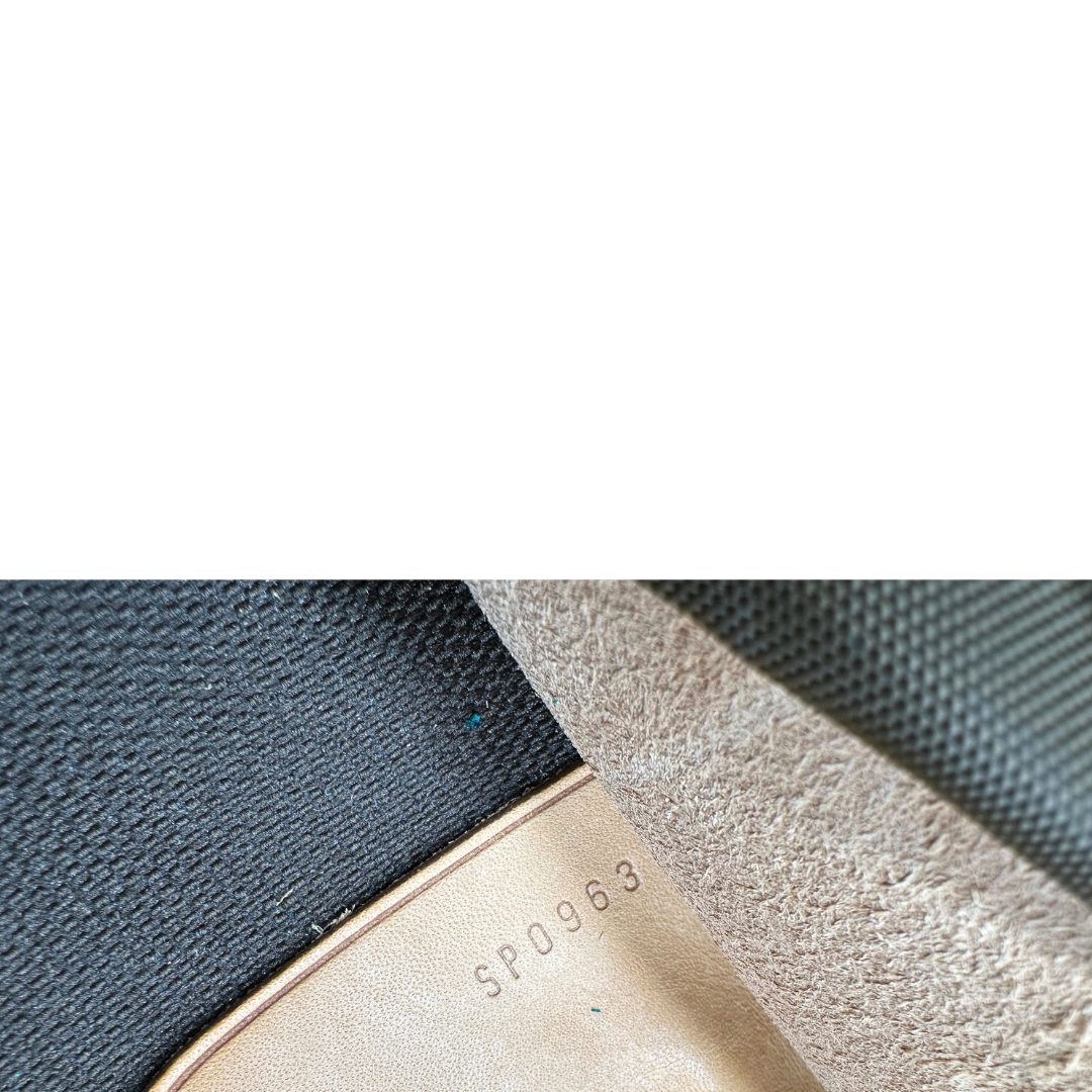 Codice di un Porta abiti in canvas marrone monogram con finiture in vacchetta naturale e parti metalliche dorate; munita di due manici stondati. Completa di due lucchetto, chiavi, tag porta address e una dustbag. Originale, usata, di lusso, in ottime condizioni.