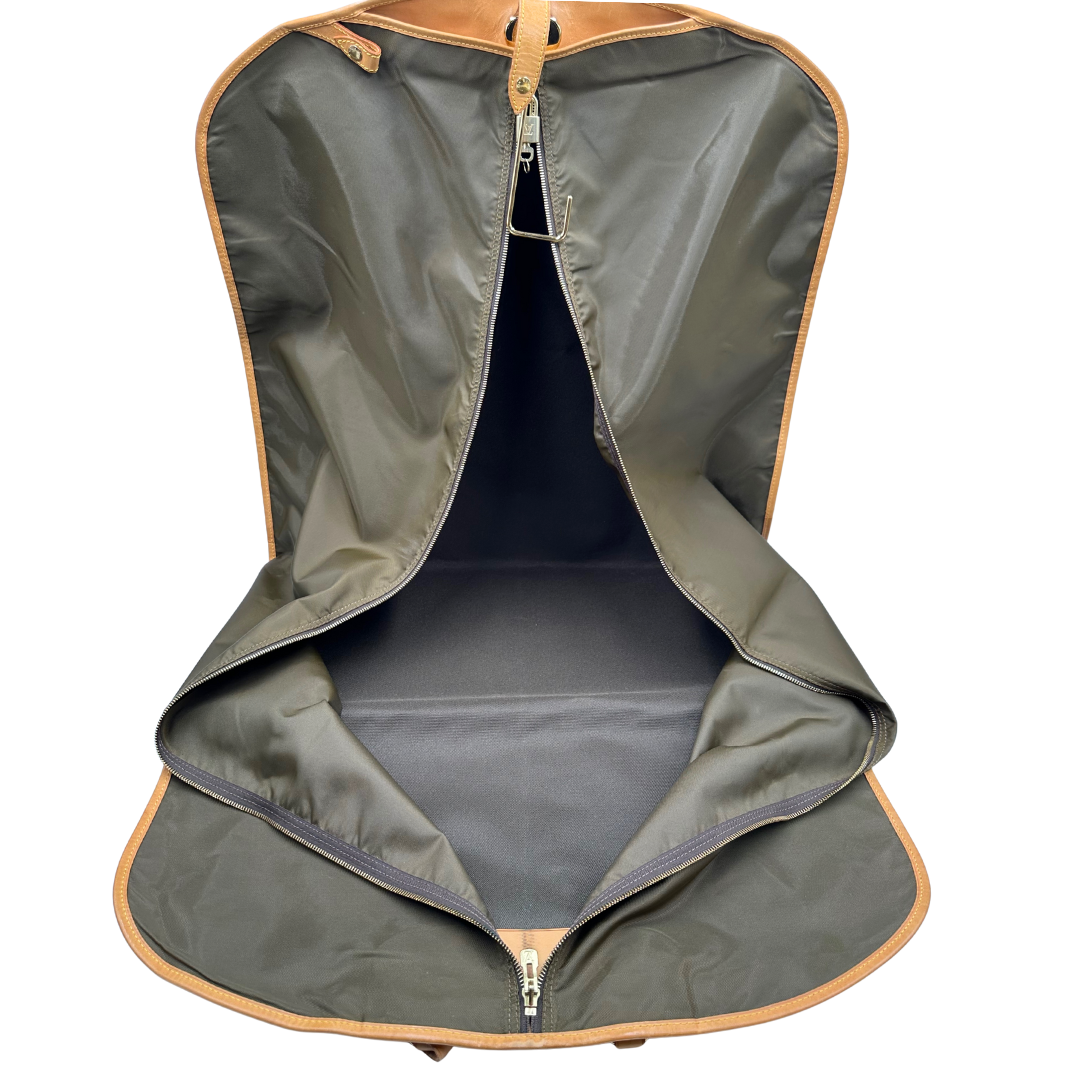 Interno di un Porta abiti in canvas marrone monogram con finiture in vacchetta naturale e parti metalliche dorate; munita di due manici stondati. Completa di due lucchetto, chiavi, tag porta address e una dustbag. Originale, usata, di lusso, in ottime condizioni.