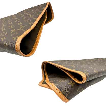 Angoli di un Porta abiti in canvas marrone monogram con finiture in vacchetta naturale e parti metalliche dorate; munita di due manici stondati. Completa di due lucchetto, chiavi, tag porta address e una dustbag. Originale, usata, di lusso, in ottime condizioni.