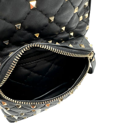 interno dello Zaino Valentino Garavani in pelle nera trapuntata, arricchito da iconiche borchie Rockstud color oro, munito di un manico amovibile e bretelle in pelle regolabili. Completo di dustbag . Originale, usato, di lusso, in ottime condizioni  