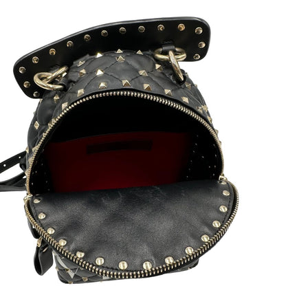 interno dello Zaino Valentino Garavani in pelle nera trapuntata, arricchito da iconiche borchie Rockstud color oro, munito di un manico amovibile e bretelle in pelle regolabili. Completo di dustbag . Originale, usato, di lusso, in ottime condizioni  