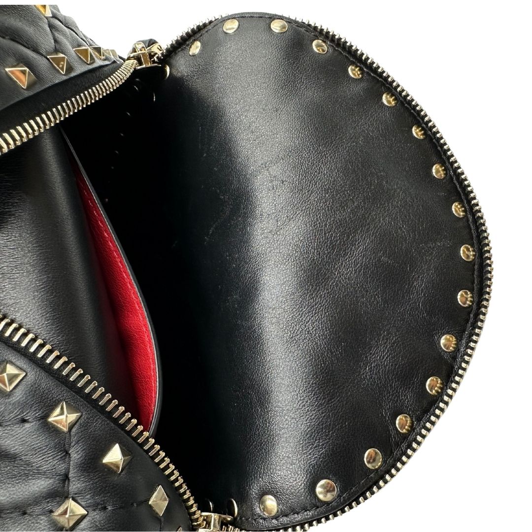 interno dello Zaino Valentino Garavani in pelle nera trapuntata, arricchito da iconiche borchie Rockstud color oro, munito di un manico amovibile e bretelle in pelle regolabili. Completo di dustbag . Originale, usato, di lusso, in ottime condizioni  