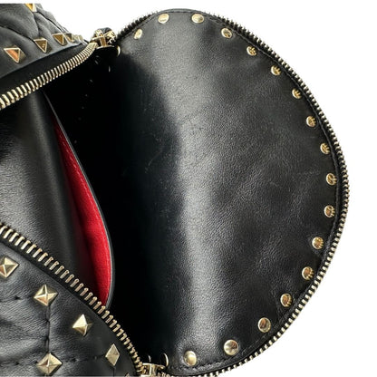 interno dello Zaino Valentino Garavani in pelle nera trapuntata, arricchito da iconiche borchie Rockstud color oro, munito di un manico amovibile e bretelle in pelle regolabili. Completo di dustbag . Originale, usato, di lusso, in ottime condizioni  