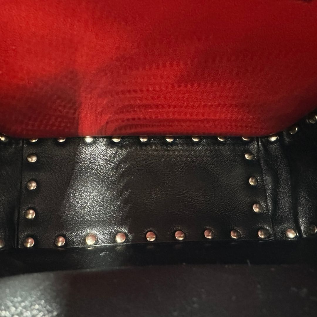 interno dello Zaino Valentino Garavani in pelle nera trapuntata, arricchito da iconiche borchie Rockstud color oro, munito di un manico amovibile e bretelle in pelle regolabili. Completo di dustbag . Originale, usato, di lusso, in ottime condizioni  