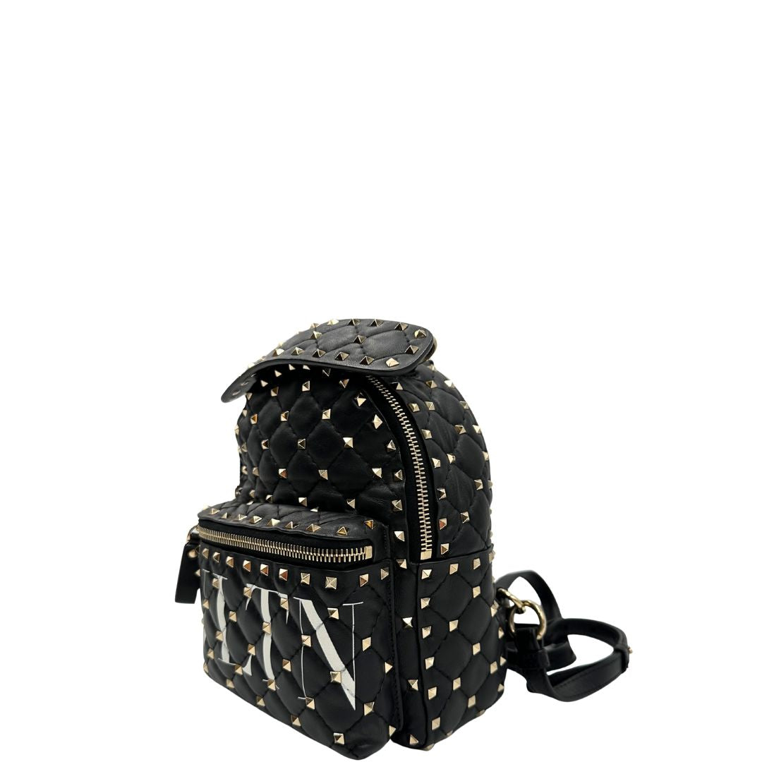 lato front dello Zaino Valentino Garavani in pelle nera trapuntata, arricchito da iconiche borchie Rockstud color oro, munito di un manico amovibile e bretelle in pelle regolabili. Completo di dustbag . Originale, usato, di lusso, in ottime condizioni 