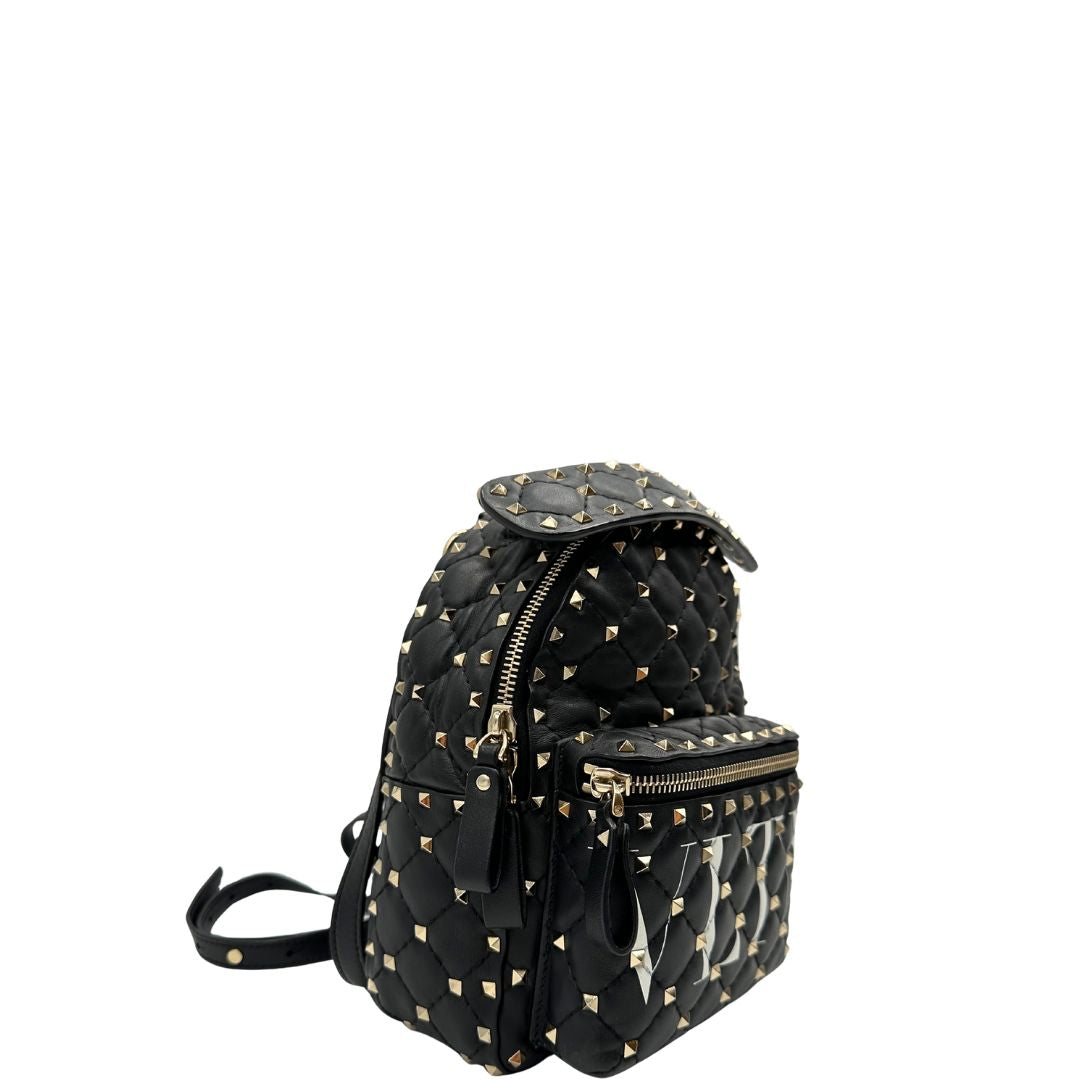 lato front dello Zaino Valentino Garavani in pelle nera trapuntata, arricchito da iconiche borchie Rockstud color oro, munito di un manico amovibile e bretelle in pelle regolabili. Completo di dustbag . Originale, usato, di lusso, in ottime condizioni 