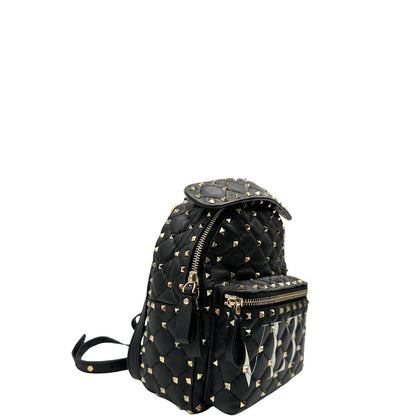 lato front dello Zaino Valentino Garavani in pelle nera trapuntata, arricchito da iconiche borchie Rockstud color oro, munito di un manico amovibile e bretelle in pelle regolabili. Completo di dustbag . Originale, usato, di lusso, in ottime condizioni 