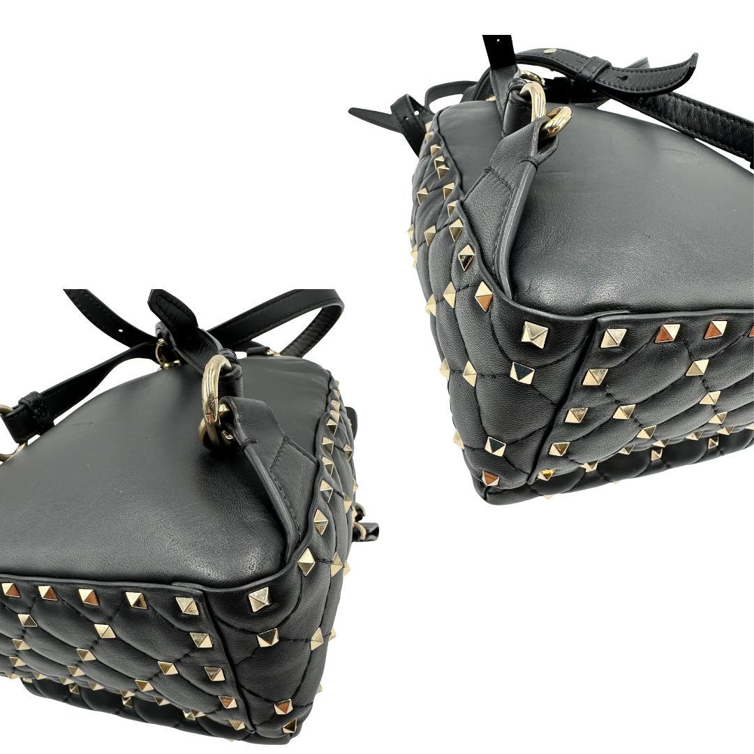 angoli dello Zaino Valentino Garavani in pelle nera trapuntata, arricchito da iconiche borchie Rockstud color oro, munito di un manico amovibile e bretelle in pelle regolabili. Completo di dustbag . Originale, usato, di lusso, in ottime condizioni   