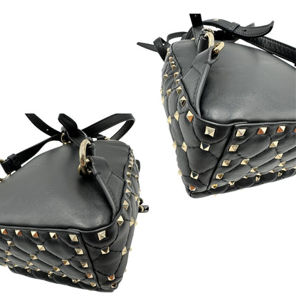 angoli dello Zaino Valentino Garavani in pelle nera trapuntata, arricchito da iconiche borchie Rockstud color oro, munito di un manico amovibile e bretelle in pelle regolabili. Completo di dustbag . Originale, usato, di lusso, in ottime condizioni   