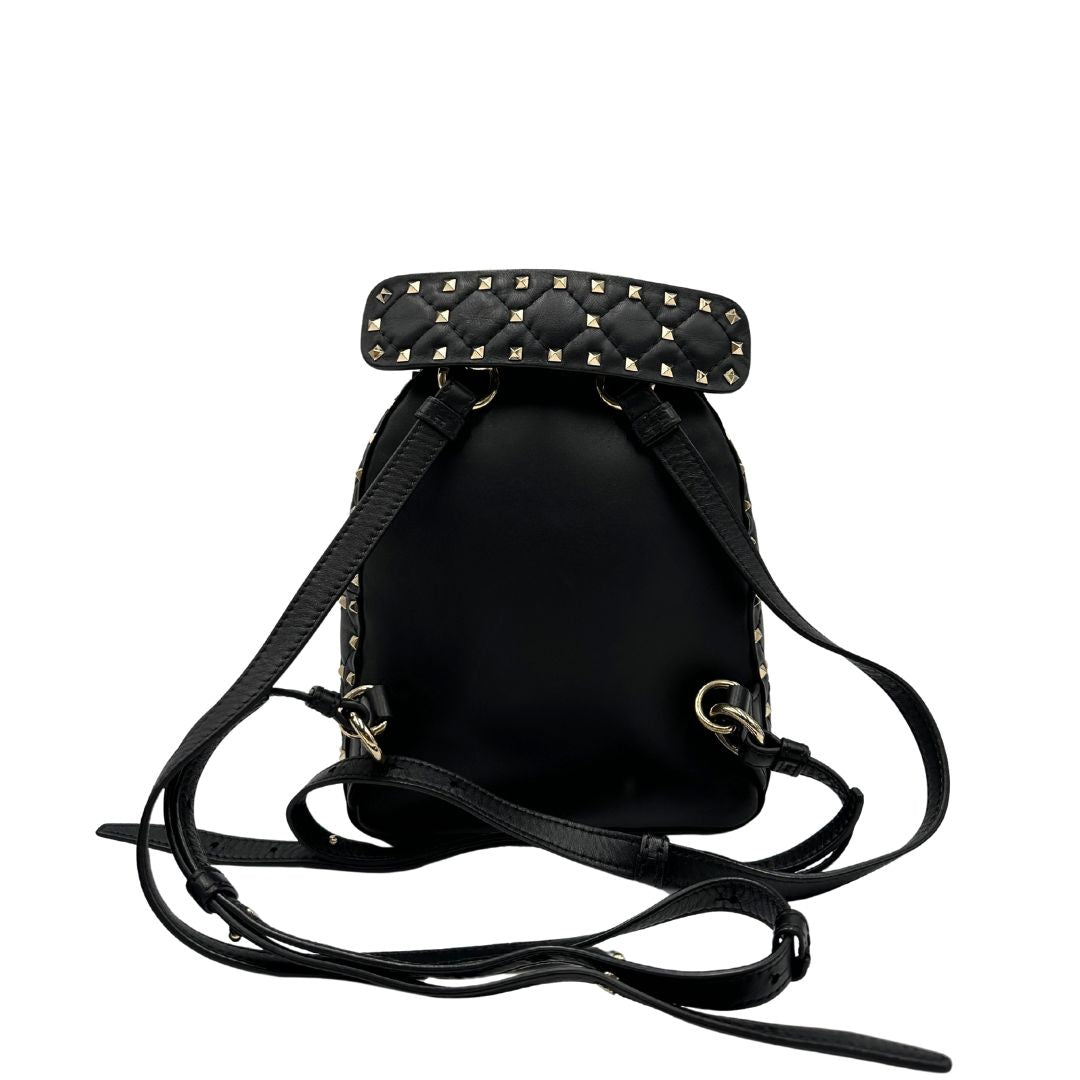 retro dello Zaino Valentino Garavani in pelle nera trapuntata, arricchito da iconiche borchie Rockstud color oro, munito di un manico amovibile e bretelle in pelle regolabili. Completo di dustbag . Originale, usato, di lusso, in ottime condizioni  