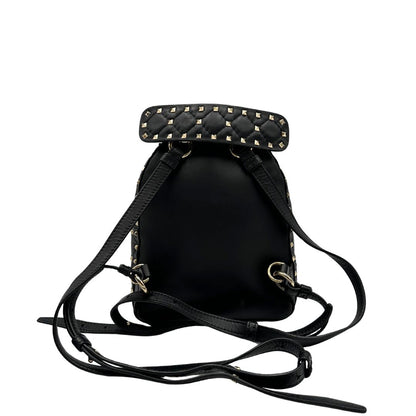 retro dello Zaino Valentino Garavani in pelle nera trapuntata, arricchito da iconiche borchie Rockstud color oro, munito di un manico amovibile e bretelle in pelle regolabili. Completo di dustbag . Originale, usato, di lusso, in ottime condizioni  