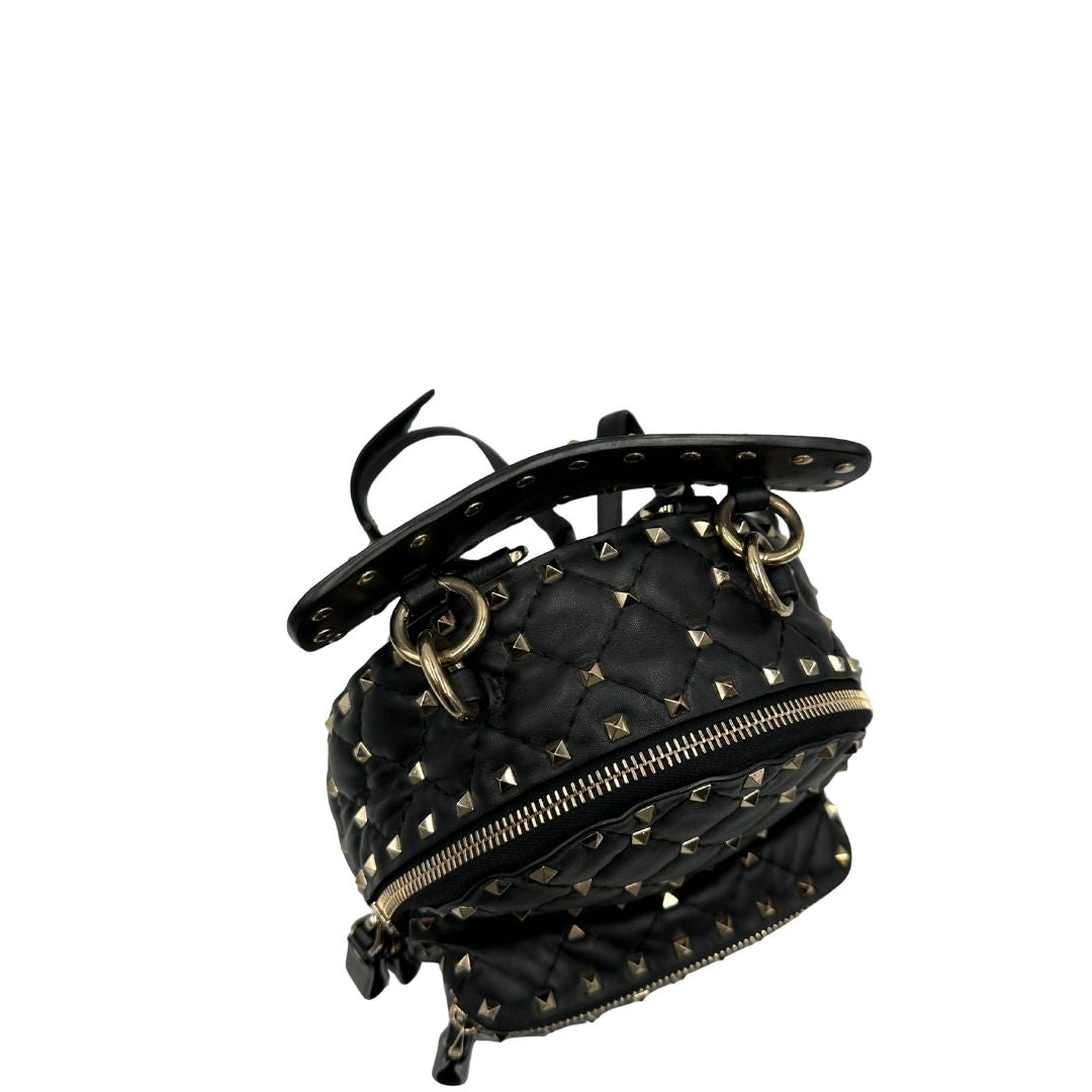 manico dello Zaino Valentino Garavani in pelle nera trapuntata, arricchito da iconiche borchie Rockstud color oro, munito di un manico amovibile e bretelle in pelle regolabili. Completo di dustbag . Originale, usato, di lusso, in ottime condizioni   