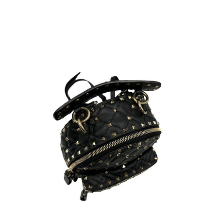 manico dello Zaino Valentino Garavani in pelle nera trapuntata, arricchito da iconiche borchie Rockstud color oro, munito di un manico amovibile e bretelle in pelle regolabili. Completo di dustbag . Originale, usato, di lusso, in ottime condizioni   
