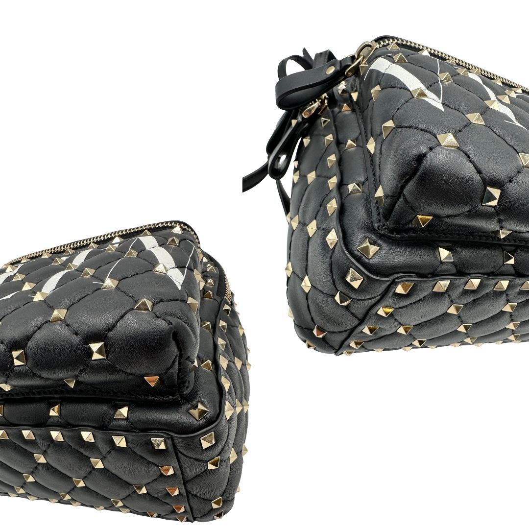 angoli dello Zaino Valentino Garavani in pelle nera trapuntata, arricchito da iconiche borchie Rockstud color oro, munito di un manico amovibile e bretelle in pelle regolabili. Completo di dustbag . Originale, usato, di lusso, in ottime condizioni  