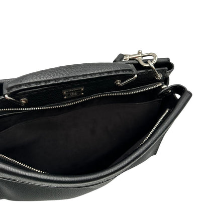 interno Cartella Fendi in cuoio romano nero con parti metalliche argentate; munita di un manico singolo e una tracolla amovibile, di lusso, originale, usata.