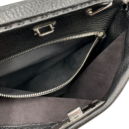 interno Cartella Fendi in cuoio romano nero con parti metalliche argentate; munita di un manico singolo e una tracolla amovibile, di lusso, originale, usata.