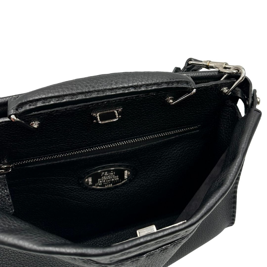 interno Cartella Fendi in cuoio romano nero con parti metalliche argentate; munita di un manico singolo e una tracolla amovibile, di lusso, originale, usata.