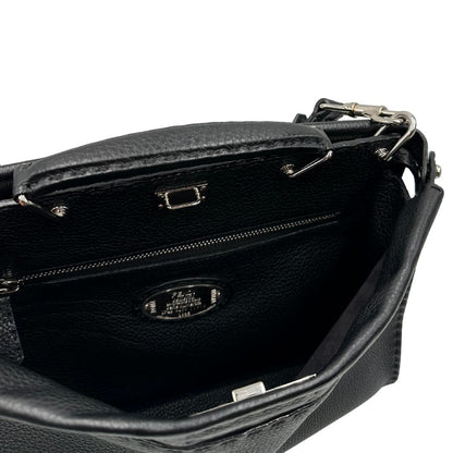 interno Cartella Fendi in cuoio romano nero con parti metalliche argentate; munita di un manico singolo e una tracolla amovibile, di lusso, originale, usata.