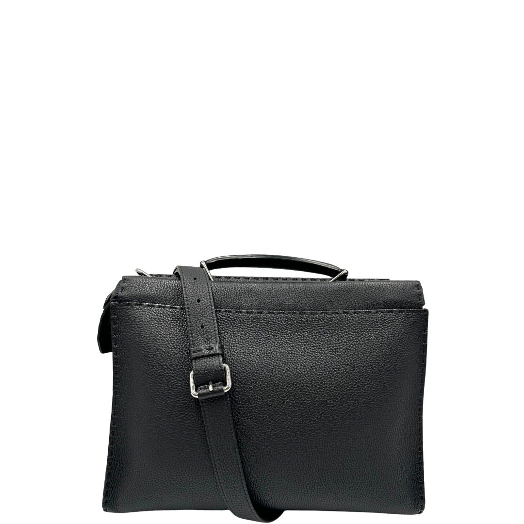 front Cartella Fendi in cuoio romano nero con parti metalliche argentate; munita di un manico singolo e una tracolla amovibile, di lusso, originale, usata. 