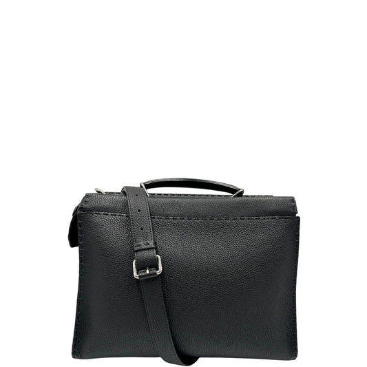 front Cartella Fendi in cuoio romano nero con parti metalliche argentate; munita di un manico singolo e una tracolla amovibile, di lusso, originale, usata. 