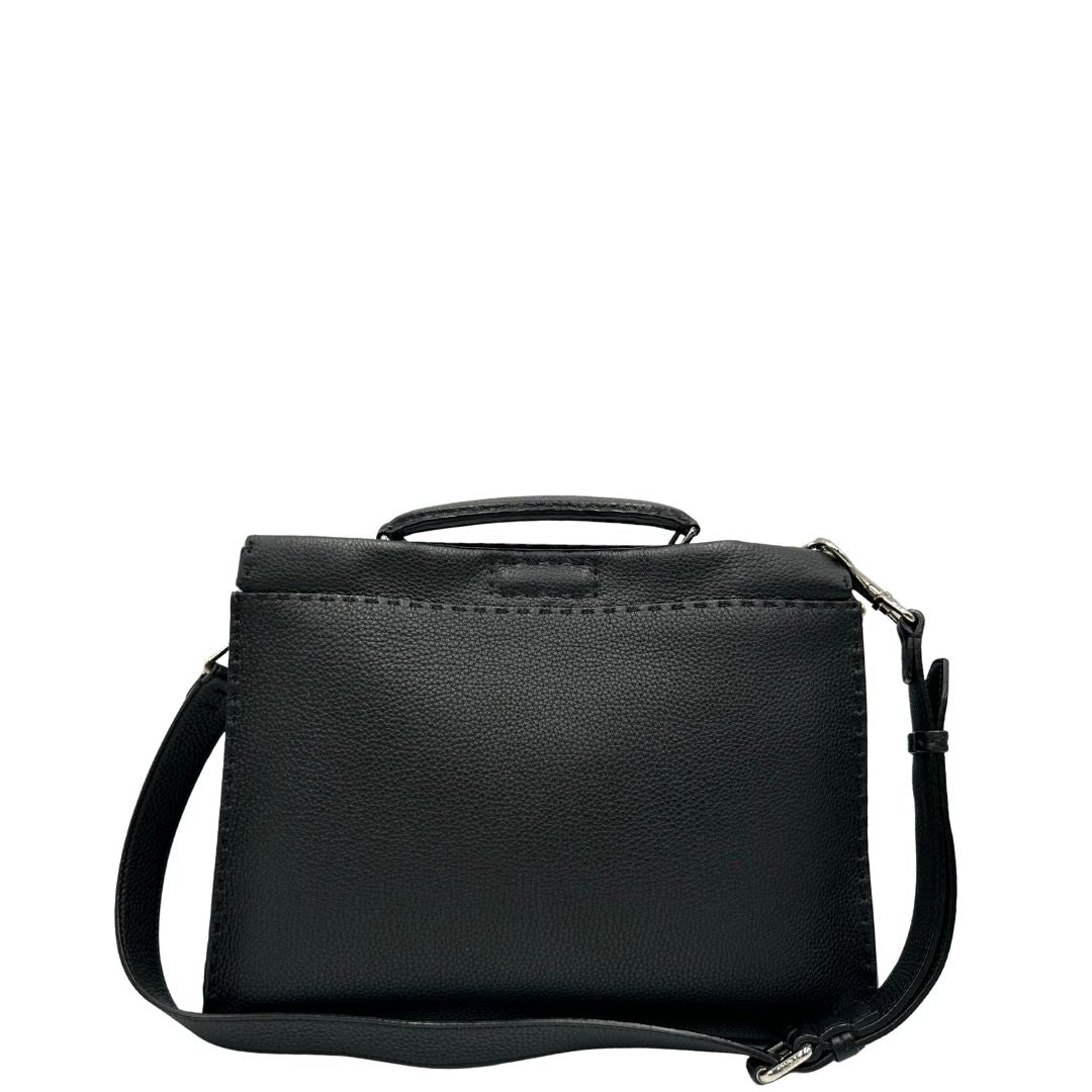 retro Cartella Fendi in cuoio romano nero con parti metalliche argentate; munita di un manico singolo e una tracolla amovibile, di lusso, originale, usata. 