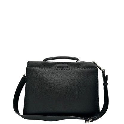 retro Cartella Fendi in cuoio romano nero con parti metalliche argentate; munita di un manico singolo e una tracolla amovibile, di lusso, originale, usata. 
