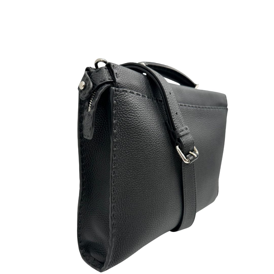 lato Cartella Fendi in cuoio romano nero con parti metalliche argentate; munita di un manico singolo e una tracolla amovibile, di lusso, originale, usata. 