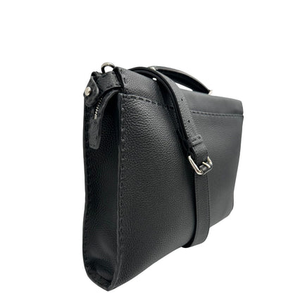 lato Cartella Fendi in cuoio romano nero con parti metalliche argentate; munita di un manico singolo e una tracolla amovibile, di lusso, originale, usata. 