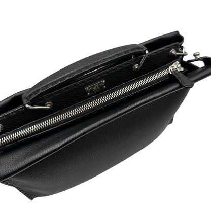 manici Cartella Fendi in cuoio romano nero con parti metalliche argentate; munita di un manico singolo e una tracolla amovibile, di lusso, originale, usata. 