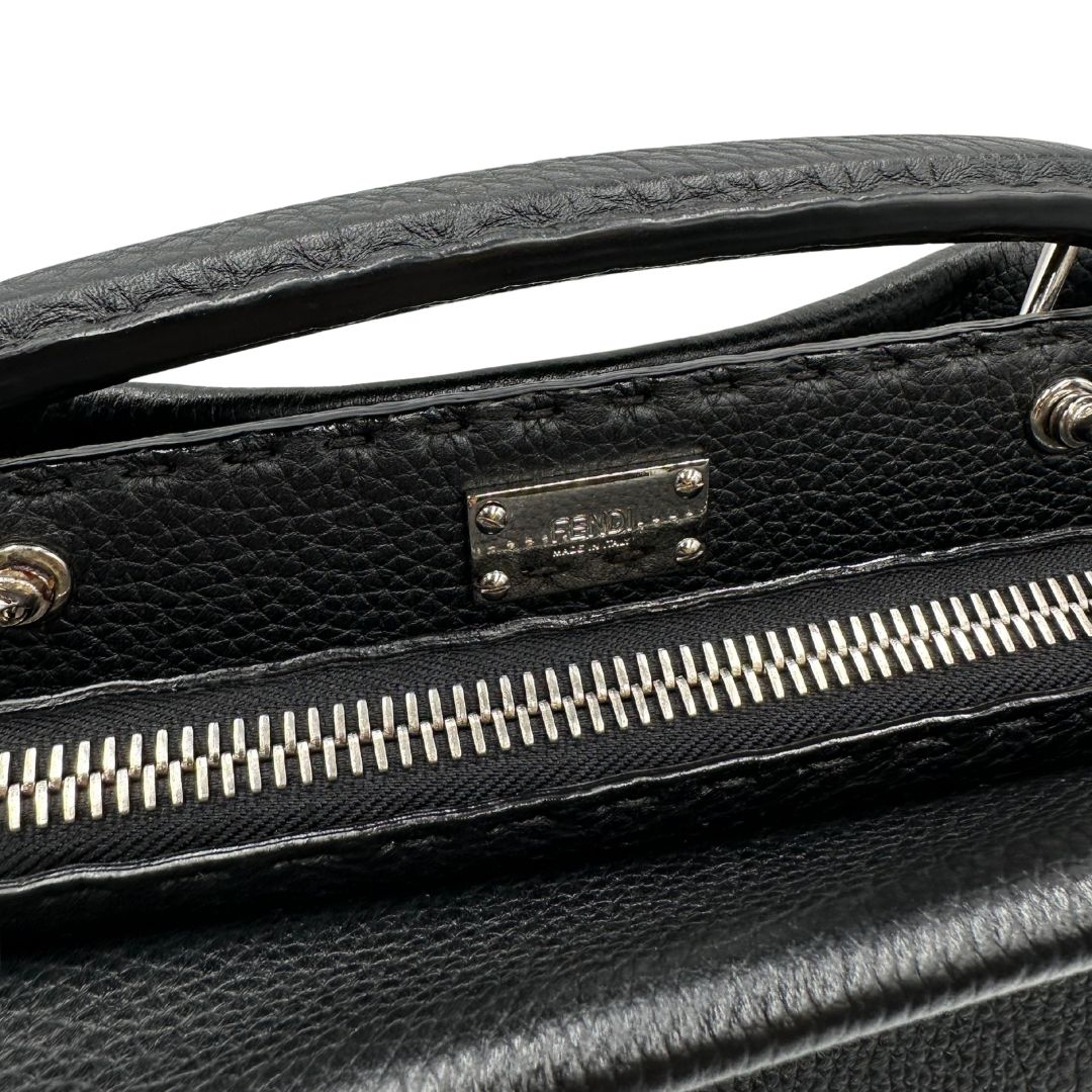 interno Cartella Fendi in cuoio romano nero con parti metalliche argentate; munita di un manico singolo e una tracolla amovibile, di lusso, originale, usata.