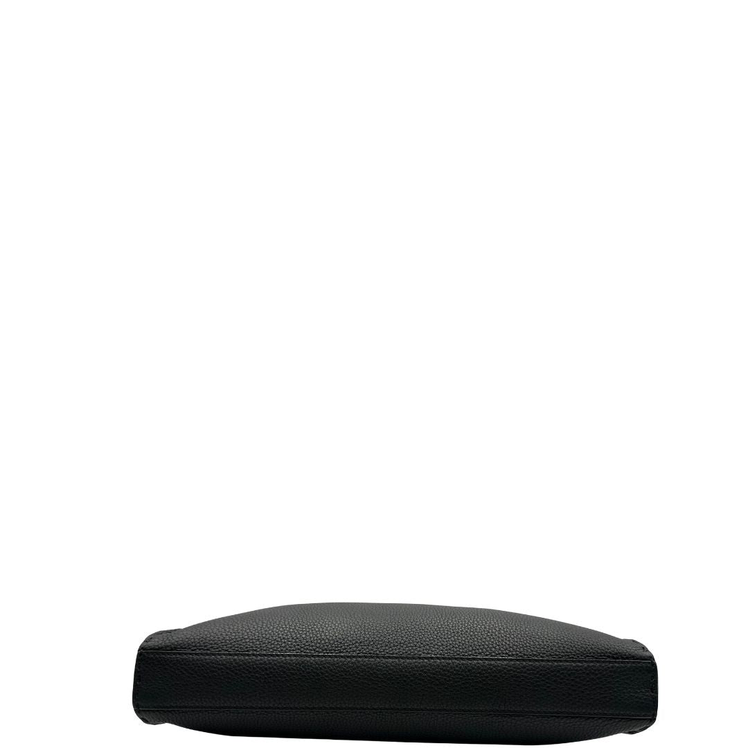 base Cartella Fendi in cuoio romano nero con parti metalliche argentate; munita di un manico singolo e una tracolla amovibile, di lusso, originale, usata.