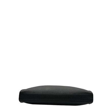 base Cartella Fendi in cuoio romano nero con parti metalliche argentate; munita di un manico singolo e una tracolla amovibile, di lusso, originale, usata.