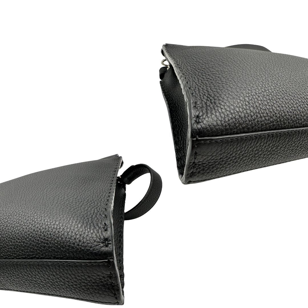 angoli Cartella Fendi in cuoio romano nero con parti metalliche argentate; munita di un manico singolo e una tracolla amovibile, di lusso, originale, usata. 